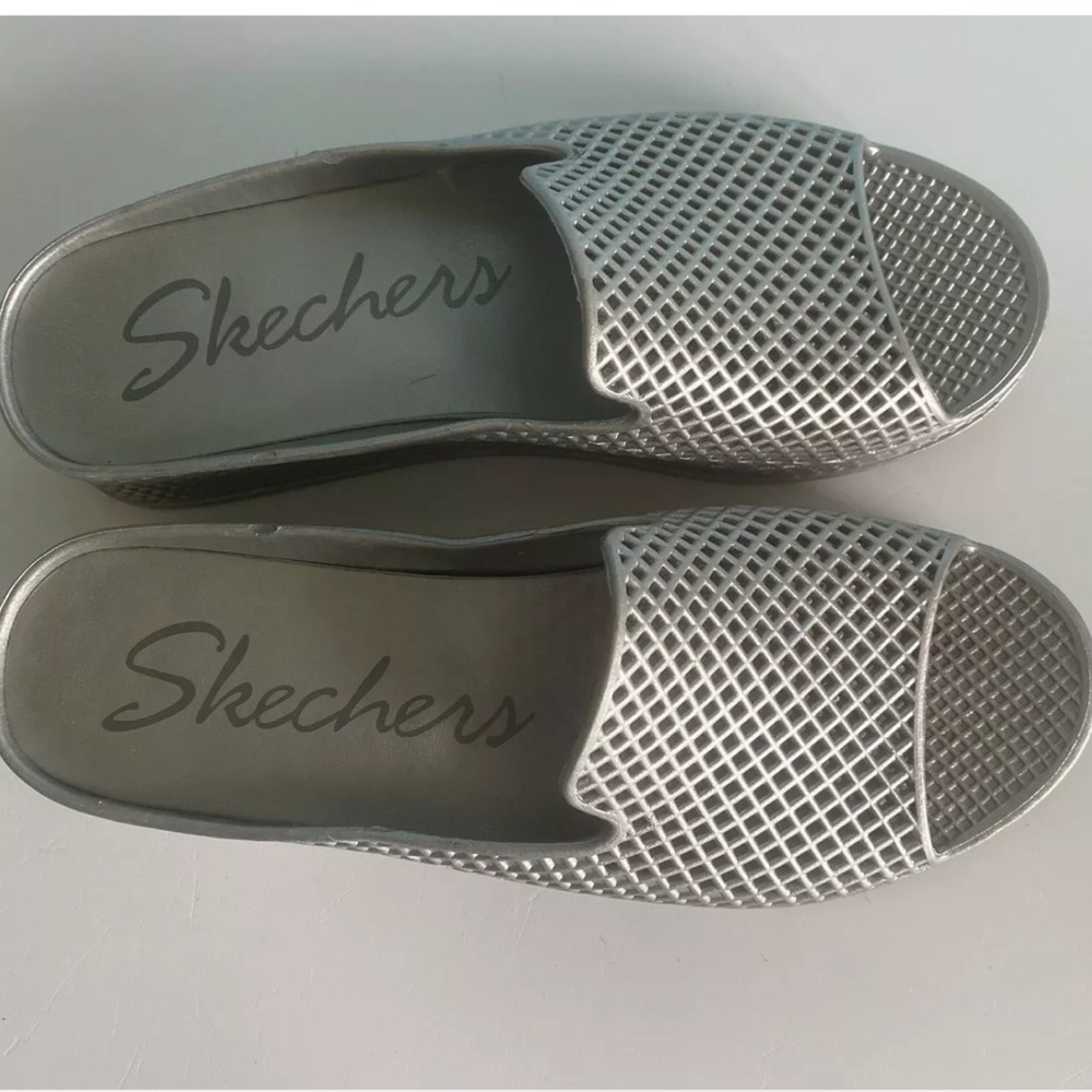 Skechers Sz 7 silver wedge heel hard rubber